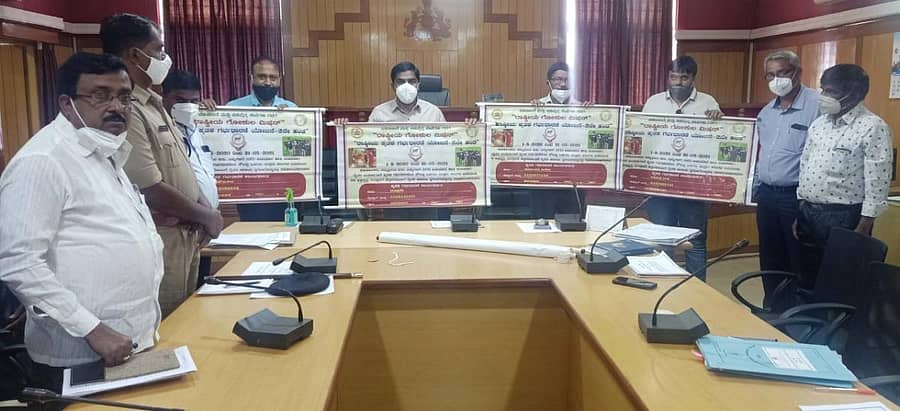 ರಾಷ್ಟ್ರೀಯ ಕೃತಕ ಗರ್ಭಧಾರಣೆ ಯೋಜನೆಯ ಪ್ರಚಾರ ಸಾಮಗ್ರಿಗಳನ್ನು ಜಿಲ್ಲಾಧಿಕಾರಿ ಎಂ.ಸುಂದರೇಶ್‌ ಬಾಬು ಬಿಡುಗಡೆ ಮಾಡಿದರು