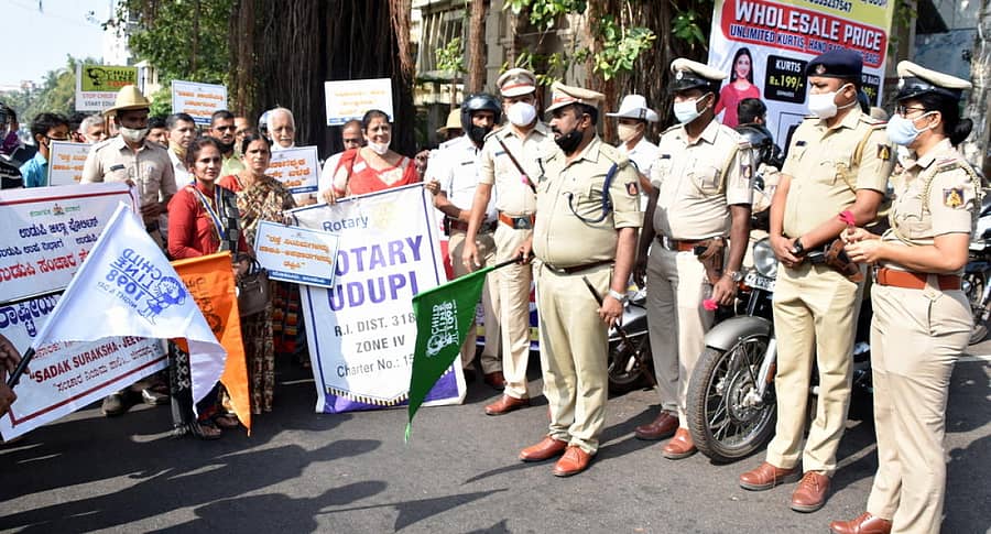 ರಸ್ತೆ ಸುರಕ್ಷತಾ ಸಪ್ತಾಹದ ಅಂಗವಾಗಿ ಬುಧವಾರ ಜೋಡುಕಟ್ಟೆ ಬಳಿ ಜಾಗೃತಿ ಜಾಥಾಗೆ ಹೆಚ್ಚುವರಿ ಪೊಲೀಸ್ ವರಿಷ್ಠಾಧಿಕಾರಿ ಕುಮಾರಚಂದ್ರ ಚಾಲನೆ ನೀಡಿದರು.