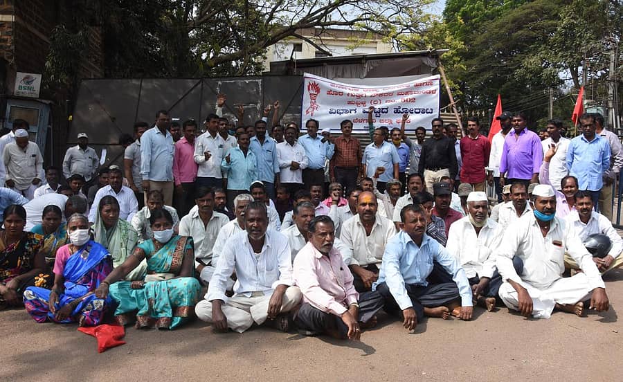 ವಿವಿಧ ಬೇಡಿಕೆ ಈಡೇರಿಕೆಗೆ ಆಗ್ರಹಿಸಿ ರಾಜ್ಯ ಸರ್ಕಾರಿ ದಿನಗೂಲಿ ನೌಕರರ ಮಹಾಮಂಡಳದವರು ಬೆಳಗಾವಿಯ ಜಿಲ್ಲಾಧಿಕಾರಿ ಕಚೇರಿ ಆವರಣದಲ್ಲಿ ಬುಧವಾರ ಧರಣಿ ನಡೆಸಿದರು