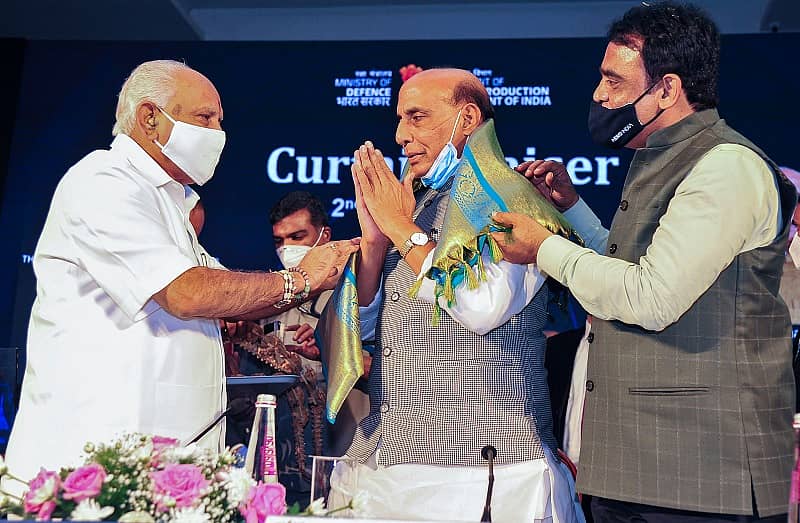 ಮುಖ್ಯಮಂತ್ರಿ ಬಿ.ಎಸ್. ಯಡಿಯೂರಪ್ಪ ಅವರು ರಕ್ಷಣಾ ಸಚಿವ ರಾಜನಾಥ ಸಿಂಗ್ ಅವರನ್ನು ಸನ್ಮಾನಿಸಿದರು. ಉಪಮುಖ್ಯಮಂತ್ರಿ ಅಶ್ವತ್ಥ ನಾರಾಯಣ ಇದ್ದಾರೆ.