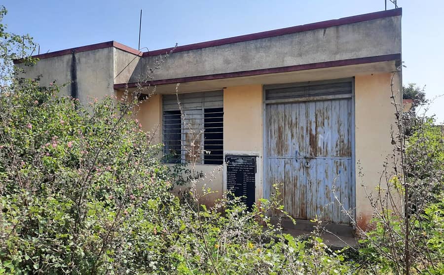 ಸೂಲಿಬೆಲೆಯ ಡಾ.ಬಿ.ಆರ್. ಅಂಬೇಡ್ಕರ್ ಯುವಜನ ಅಭಿವೃದ್ಧಿ ಕೇಂದ್ರದ ಸುತ್ತಲೂ ಮುಳ್ಳಿನ ಪೊದೆ ಬೆಳೆದಿರುವುದು