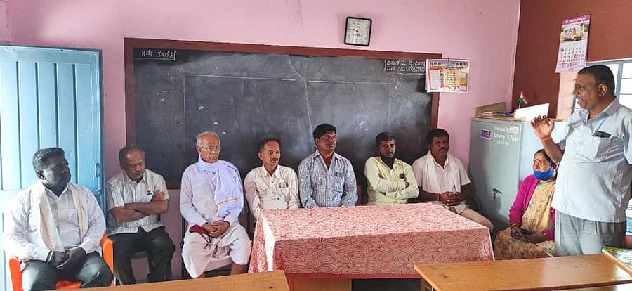 ಶಿಡ್ಲಘಟ್ಟ ತಾಲ್ಲೂಕಿನ ಸುಗಟೂರು ಗ್ರಾಮಕ್ಕೆ ತ್ರಿಪುರ ರಾಜ್ಯದ ಸದ್ಭಾವನಾ ಯಾತ್ರೆಯು ಬರುವ ಹಿನ್ನೆಲೆಯಲ್ಲಿ ಸಿದ್ಧತೆಗಳ ಕುರಿತು ನಡೆದ ಪೂರ್ವಭಾವಿ ಸಭೆಯಲ್ಲಿ ಶಿಕ್ಷಕ ಎಚ್.ಎಸ್.ರುದ್ರೇಶಮೂರ್ತಿ ಮಾತನಾಡಿದರು