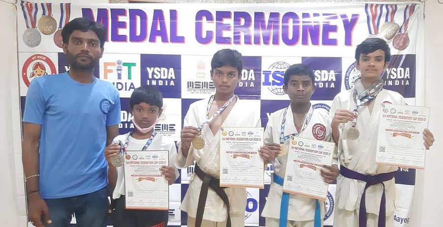 ಶಿಡ್ಲಘಟ್ಟದ ದಿವ್ಯಭಾರತ್ ಡೊ ಅಸೋಸಿಯೇಷನ್ ಹಾಗೂ ಸ್ಪೀಡ್ ಸ್ಕೇಟಿಂಗ್ ಅಸೋಸಿಯೇಷನ್ ಕ್ರೀಡಾಪಟುಗಳು ಗೋವಾದಲ್ಲಿ ನಡೆದ ರಾಷ್ಟ್ರಮಟ್ಟದ ಕರಾಟೆ ಮತ್ತು ಸ್ಕೇಟಿಂಗ್ನಲ್ಲಿ ಪದಕ ಗೆದ್ದವರು