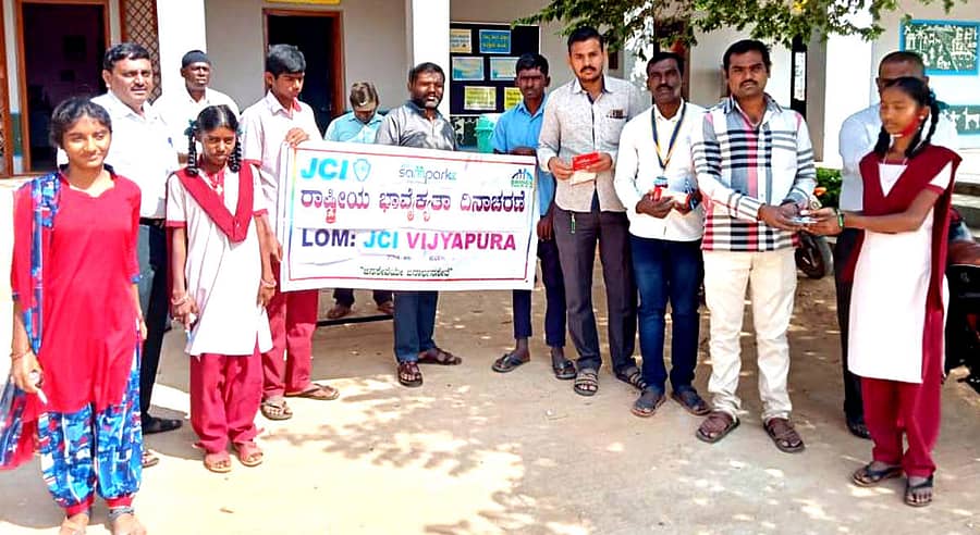 ವಿಜಯಪುರದ ಇನ್ಸ್ಫೈರ್ ಪ್ರಥಮದರ್ಜೆ ಕಾಲೇಜಿನ ಆವರಣದಲ್ಲಿ ಜೆಸಿಐ ವತಿಯಿಂದ ನಡೆದ ರಾಷ್ಟ್ರೀಯ ಭಾವೈಕ್ಯತಾ ದಿನಾಚರಣೆಯಲ್ಲಿ ವಿದ್ಯಾರ್ಥಿಗಳಿಗೆ ಪ್ರಮಾಣ ವಚನ ಬೋಧಿಸಲಾಯಿತು