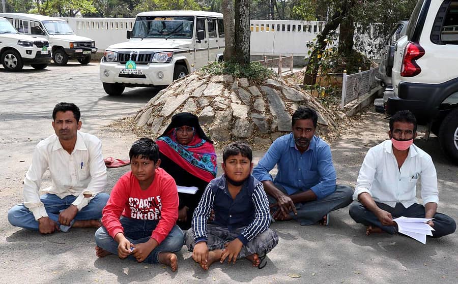 ಹಾಸನ ಜಿಲ್ಲಾಧಿಕಾರಿ ಕಚೇರಿ ಎದುರು ತಾಲ್ಲೂಕಿನ ಗುಡ್ಡೇನಹಳ್ಳಿ ಕೊಪ್ಪಲು ಗ್ರಾಮದ ಸಂತ್ರಸ್ತ ಮಹಿಳೆ ಶಾಹಿನಾ ತಾಜ್ ಹಾಗೂ ಕುಟುಂಬದ ಸದಸ್ಯರು ಧರಣಿ ನಡೆಸಿದರು