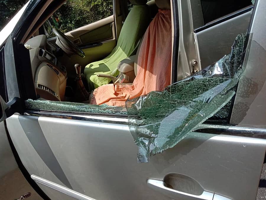 ಬೇಲೂರು ತಾಲ್ಲೂಕು ಕೋಗಿಲೆಮನೆ ಗ್ರಾಮ ಪಂಚಾಯಿತಿ ಸದಸ್ಯನ ಸಂಬಂಧಿಕರ ಕಾರಿನ ಗಾಜು ಒಡೆದಿರುವುದು