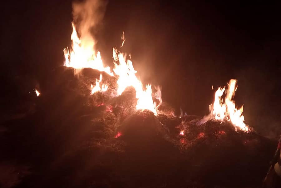 ಕೊಣನೂರು ಸಮೀಪದ ಮತ್ತಿಗೋಡು ಬಳಿ ಭತ್ತದ ಹುಲ್ಲು ಹೊತ್ತು ಸಾಗಿಸುತ್ತಿದ್ದ ಟ್ರಾಕ್ಟರ್ಗೆ ವಿದ್ಯುತ್ ತಂತಿ ತಗುಲಿ ಬೆಂಕಿ ಹೊತ್ತಿಕೊಂಡಿದೆ