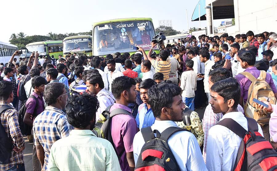ಸವಣೂರ ತಾಲ್ಲೂಕು ಹೂವಿನಶಿಗ್ಲಿಗೆ ಬಸ್‌ ಸೌಲಭ್ಯ ಕಲ್ಪಿಸಬೇಕು ಎಂದು ಕಾಲೇಜು ವಿದ್ಯಾರ್ಥಿಗಳು ಮತ್ತು ಗ್ರಾಮಸ್ಥರು ಬುಧವಾರ ಹಾವೇರಿ ಸಾರಿಗೆ ಬಸ್‌ ನಿಲ್ದಾಣದಲ್ಲಿ ಪ್ರತಿಭಟನೆ ನಡೆಸಿದರು