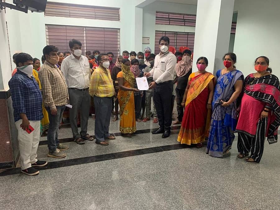 ಗದಗ ಉಪ ವಿಭಾಗಾಧಿಕಾರಿ ರಾಯಪ್ಪ ಹುಣಸಗಿ ಅವರು ಕಾರ್ಮಿಕರನ್ನು ಬಸ್‌ನಲ್ಲಿ ಸ್ವಗ್ರಾಮಕ್ಕೆ ಕಳುಹಿಸಿಕೊಟ್ಟರು.