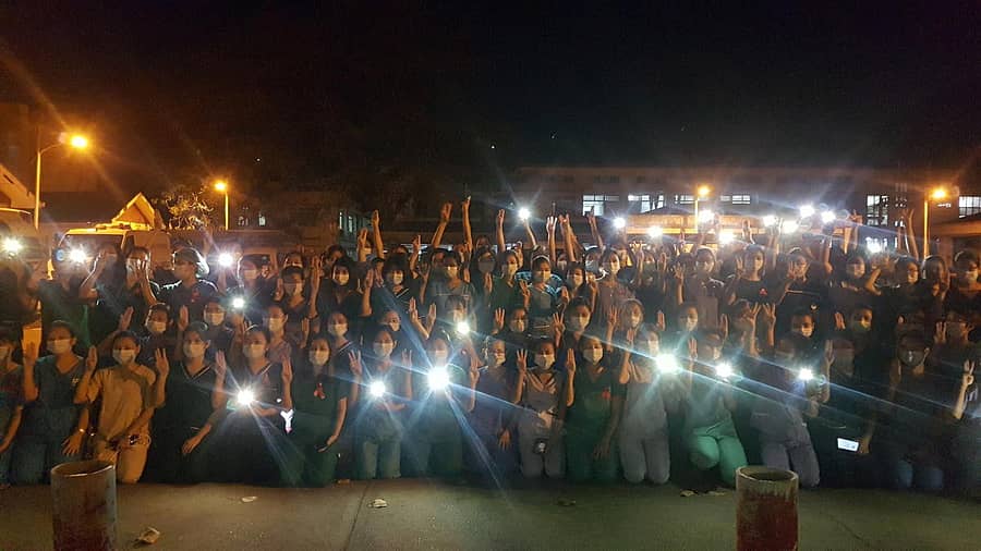 ಮ್ಯಾನ್ಮಾರ್ನಲ್ಲಿ ಅಸ್ತಿತ್ವಕ್ಕೆ ಬಂದಿರುವ ಸೇನಾ ಆಡಳಿತ ವಿರೋಧಿಸಿ ಯಾಂಗೂನ್ನಲ್ಲಿ ಆರೋಗ್ಯ ಕಾರ್ಯಕರ್ತರು ಬುಧವಾರ ‘ಮೂರು ಬೆರಳುಗಳ ಸೆಲ್ಯೂಟ್‘ ಪ್ರದರ್ಶಿಸಿ ಪ್ರತಿಭಟನೆ ನಡೆಸಿದರು.