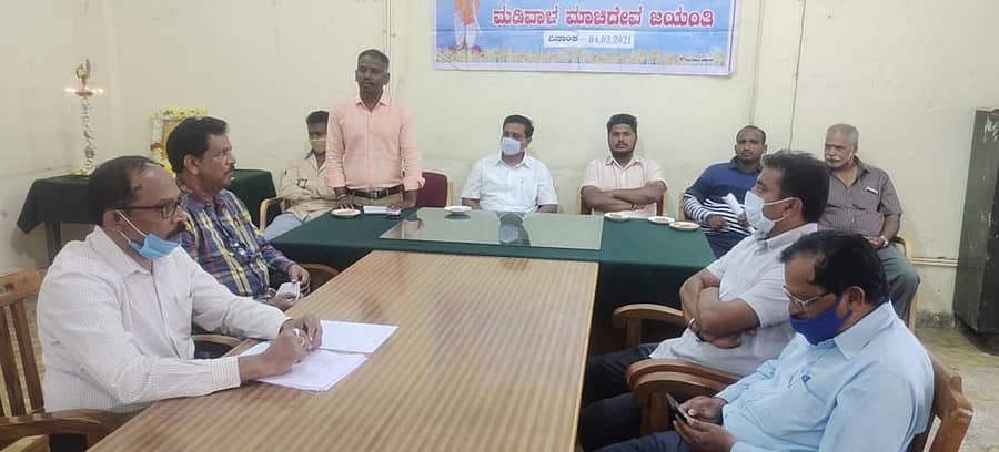 ಮೂಡಿಗೆರೆ ಪಟ್ಟಣದ ತಾಲ್ಲೂಕು ಕಚೇರಿಯಲ್ಲಿ ಗುರುವಾರ ನಡೆದ ಮಡಿವಾಳ ಮಾಚಿದೇವ ಜಯಂತಿಯಲ್ಲಿ ಸಾಹಿತಿ ಎಂ.ಎಸ್.ನಾಗರಾಜ್ ಮಾತನಾಡಿದರು