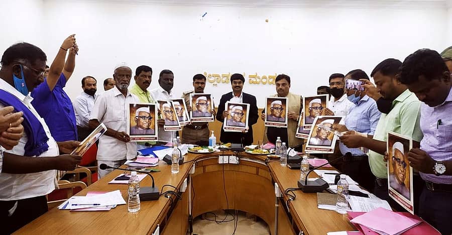 ಜಿಲ್ಲಾಧಿಕಾರಿ ಕಚೇರಿಯಲ್ಲಿ ನಡೆದ ಜಿಲ್ಲಾ ಜಾಗೃತಿ ಉಸ್ತುವಾರಿ ಸಮಿತಿ ಸಭೆಯಲ್ಲಿ ಡಾ.ಬಾಬು ಜಗಜೀವನರಾಮ್ ಭಾವಚಿತ್ರ ಅನಾವರಣಗೊಳಿಸಲಾಯಿತು