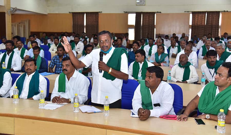 ಹಾವೇರಿ ಜಿಲ್ಲಾ ಪಂಚಾಯಿತಿ ಸಭಾಂಗಣದಲ್ಲಿ ಗುರುವಾರ ನಡೆದ ರೈತ ಮುಖಂಡರ ಸಭೆಯಲ್ಲಿ ಮಲ್ಲಿಕಾರ್ಜುನ ಬಳ್ಳಾರಿ ಮಾತನಾಡಿದರು