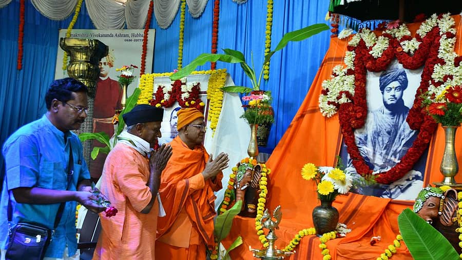 ಹುಬ್ಬಳ್ಳಿಯಲ್ಲಿ ಗುರುವಾರ ನಡೆದ ’ವಿವೇಕ ಸಂಗೀತೋತ್ಸವ’ ಕಾರ್ಯಕ್ರಮದಲ್ಲಿ ಆರ್ಎಸ್ಎಸ್ ಹಿರಿಯ ಪ್ರಚಾರಕ ಸು. ರಾಮಣ್ಣ ಹಾಗೂ ಸ್ವಾಮಿ ರಘುವೀರಾನಂದ ಅವರು ವಿವೇಕಾನಂದರ ಭಾವಚಿತ್ರಕ್ಕೆ ನಮಸ್ಕರಿಸಿದರು