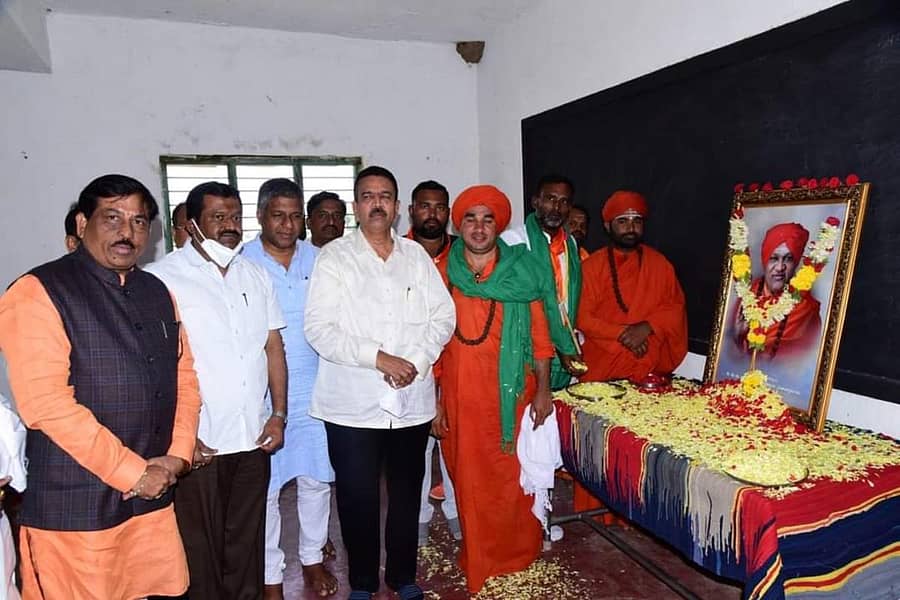 ಹಿರಿಯೂರು ತಾಲ್ಲೂಕಿನ ಐಮಂಗಲದಲ್ಲಿ ನಡೆದ ಸಭೆಯಲ್ಲಿ ಮಹಾಂತ ಶಿವಾಚಾರ್ಯ ಸ್ವಾಮೀಜಿ ಅವರ ಭಾವಚಿತ್ರಕ್ಕೆ ಕೂಡಲಸಂಗಮ ಪೀಠದ ಬಸವ ಜಯಮೃತ್ಯುಂಜಯ ಸ್ವಾಮೀಜಿ ಮತ್ತು ಹರಿಹರ ಪೀಠದ ವಚನಾನಂದ ಸ್ವಾಮೀಜಿ ಪುಷ್ಪನಮನ ಸಲ್ಲಿಸಿದರು. ಸಚಿವರಾದ ಮುರುಗೇಶ ನಿರಾಣಿ, ಸಿ.ಸಿ.ಪಾಟೀಲ, ಮುಖ್ಯಮಂತ್ರಿ ಕಾನೂನು ಸಲಹೆಗಾರ ಮೋಹನ ಲಿಂಬಿಕಾಯಿ, ಶಾಸಕರಾದ ಶಂಕರ ಪಾಟೀಲ ಮುನೇನಕೊಪ್ಪ, ಮಹೇಶ ಕುಮಟಳ್ಳಿ, ಅರವಿಂದ ಬೆಲ್ಲದ,  ಸಿ.ಎಂ.ನಿಂಬಣ್ಣನವರ, ವಿರೂಪಾಕ್ಷಪ್ಪ ಬಳ್ಳಾರಿ, ಅರುಣಕುಮಾರ ಪೂಜಾರ, ಮಾಜಿ ಶಾಸಕ ವಿಜಯಾನಂದ ಕಾಶೆಪ್ಪನವರ ಇದ್ದರು.