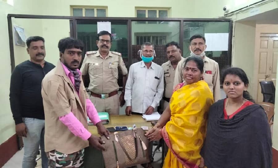 ಆಟೊ ಚಾಲಕ ಅಭಿಲಾಷ್ ಅವರು ಪೊಲೀಸರ ಸಮ್ಮುಖದಲ್ಲಿ ಸಾವಿತ್ರಿ ಅವರಿಗೆ ಬ್ಯಾಗ್ ಹಸ್ತಾಂತರಿಸಿದರು