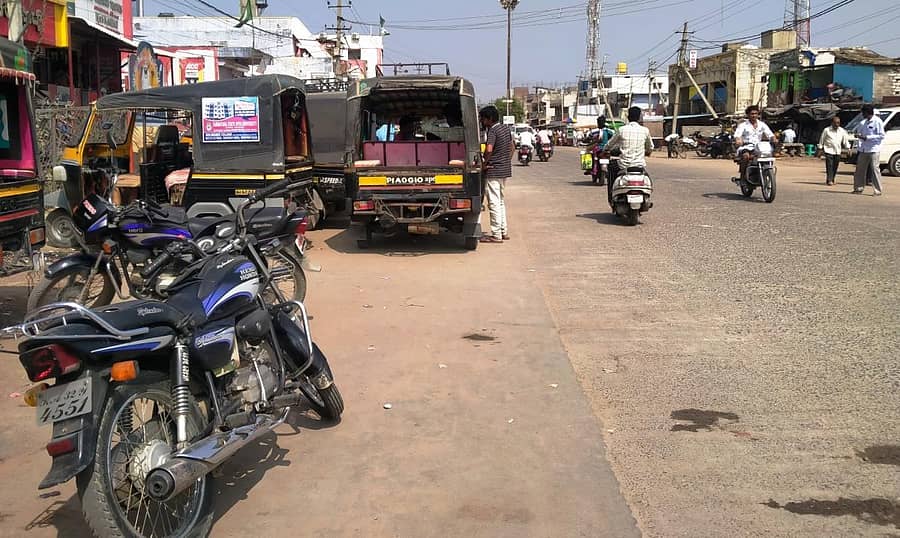 ವಾಡಿ ಪಟ್ಟಣದಲ್ಲಿ ವಾಹನಗಳು ರಸ್ತೆಯ ಮೇಲೆ ಅಡ್ಡಾದಿಡ್ಡಿಯಾಗಿ ನಿಲ್ಲುತ್ತಿರುವುದರಿಂದ ಸಂಚಾರಕ್ಕೆ ತೀವ್ರ ಸಂಕಷ್ಟ ಉಂಟಾಗುತ್ತಿದೆ