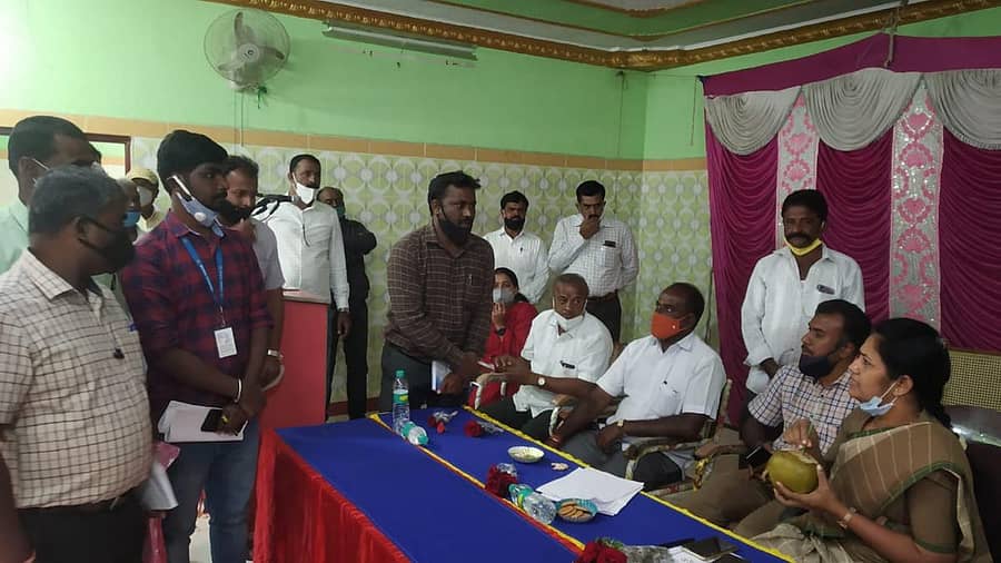 ಬಂಗಾರಪೇಟೆ ತಾಲ್ಲೂಕಿನ ಬೂದಿಕೋಟೆ ಗ್ರಾಮದಲ್ಲಿ ಏರ್ಪಡಿಸಿದ್ದ ಕಂದಾಯ ಹಾಗೂ ಪಿಂಚಣಿ ಅದಾಲತ್‌ನಲ್ಲಿ ಜಿಲ್ಲಾಧಿಕಾರಿ ಸಿ. ಸತ್ಯಭಾಮ ಸಾರ್ವಜನಿಕರ ಅಹವಾಲು ಆಲಿಸಿದರು 