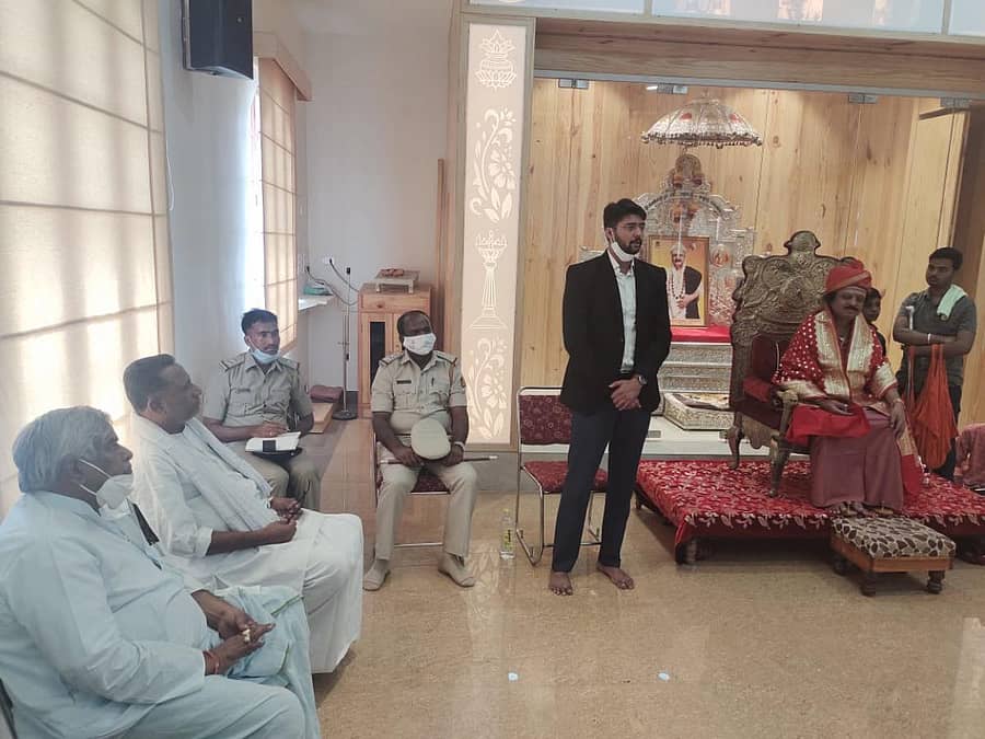 ವಾಡಿ ಸಮೀಪದ ನಾಳವಾರ ಕೋರಿಸಿದ್ದೇಶ್ವರ ಸಂಸ್ಥಾನ ಮಠದಲ್ಲಿ ಜರುಗಿದ ಶಾಂತಿ ಸಭೆಯಲ್ಲಿ ಚಿತ್ತಾಪುರ ತಹಶೀಲ್ದಾರ್ ಆಕಾಶ ಕುಮಾರ ಮಾತನಾಡಿದರು. ಸಂಸ್ಥಾನ ಮಠದ ಪೀಠಾಧಿಪತಿ ಡಾ.ಸಿದ್ದತೋಟೇಂದ್ರ ಶಿವಾಚಾರ್ಯರು ಇದ್ದರು