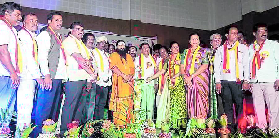 ಸಮ್ಮೇಳನವನ್ನು ಉದ್ಘಾಟಿಸಿದ ಆನಂದ್ ಗುರೂಜಿ. ಸಮ್ಮೇಳನ ಅಧ್ಯಕ್ಷ ಕೃಷ್ಣಪ್ಪ ಇತರರು ಇದ್ದರು (ಎಡಚಿತ್ರ) ಮೆರವಣಿಗೆಯಲ್ಲಿ ಗಮನ ಸೆಳೆದ ವೀರಗಾಸೆ