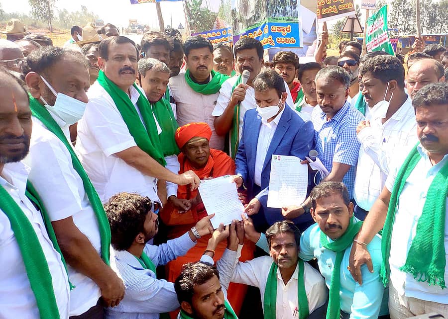 ಭೂ ಸವಾಧೀನ ಕೈಬಿಡುವಂತೆ ಜಿಲ್ಲಾಧಿಕಾರಿ ಪಿ.ಎನ್.ರವೀಂದ್ರ ಅವರಿಗೆ ಶಾಸಕ ಟಿ.ವೆಂಕಟರಮಣಯ್ಯ ಹಾಗೂ ರೈತರು ಮನವಿ ಸಲ್ಲಿಸಿದರು