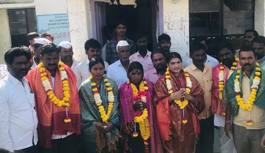 ಜೇವರ್ಗಿ ತಾಲ್ಲೂಕಿನ ಹುಲ್ಲೂರ ಗ್ರಾಮ ಪಂಚಾಯಿತಿ ನೂತನ ಅಧ್ಯಕ್ಷರಾಗಿ ಜೆಡಿಎಸ್ ಬೆಂಬಲಿತ ಸದಸ್ಯೆ ಕಲಾವತಿ ಅಂಬರೀಶ, ಉಪಾಧ್ಯಕ್ಷರಾಗಿ ಭಾಗಮ್ಮ ಚಂದಪ್ಪ ಸರಡಗಿ ಗುರುವಾರ ನಡೆದ ಚುನಾವಣೆಯಲ್ಲಿ ಆಯ್ಕೆಯಾಗಿದ್ದಾರೆ