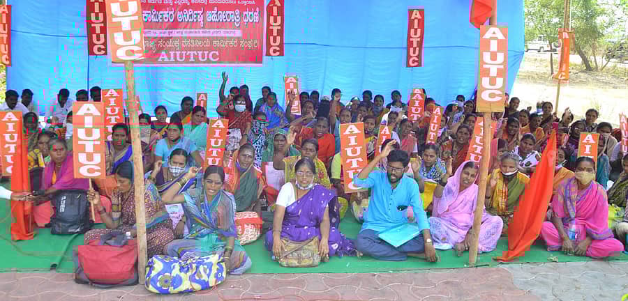 ಯಾದಗಿರಿಯ ಜಿಲ್ಲಾಧಿಕಾರಿ ಕಚೇರಿ ಮುಂಭಾಗದಲ್ಲಿ ಕರ್ನಾಟಕ ರಾಜ್ಯ ಸಂಯುಕ್ತ ವಸತಿನಿಲಯ ಕಾರ್ಮಿಕರ ಸಂಘದಿಂದ ಪ್ರತಿಭಟನೆ ಮಾಡಲಾಯಿತು