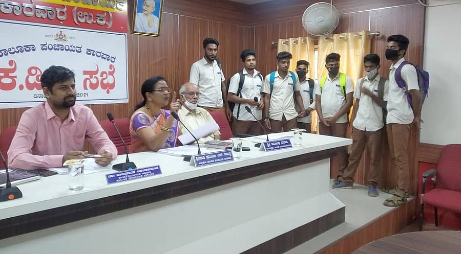 ಕಾರವಾರದಲ್ಲಿ ಶುಕ್ರವಾರ ನಡೆದ ತಾಲ್ಲೂಕು ಪಂಚಾಯಿತಿ ಕೆ.ಡಿ.ಪಿ ಸಭೆಯಲ್ಲಿ ವಿದ್ಯಾರ್ಥಿಗಳು ಬಸ್ ಸಮಸ್ಯೆಯನ್ನು ವಿವರಿಸಿದರು