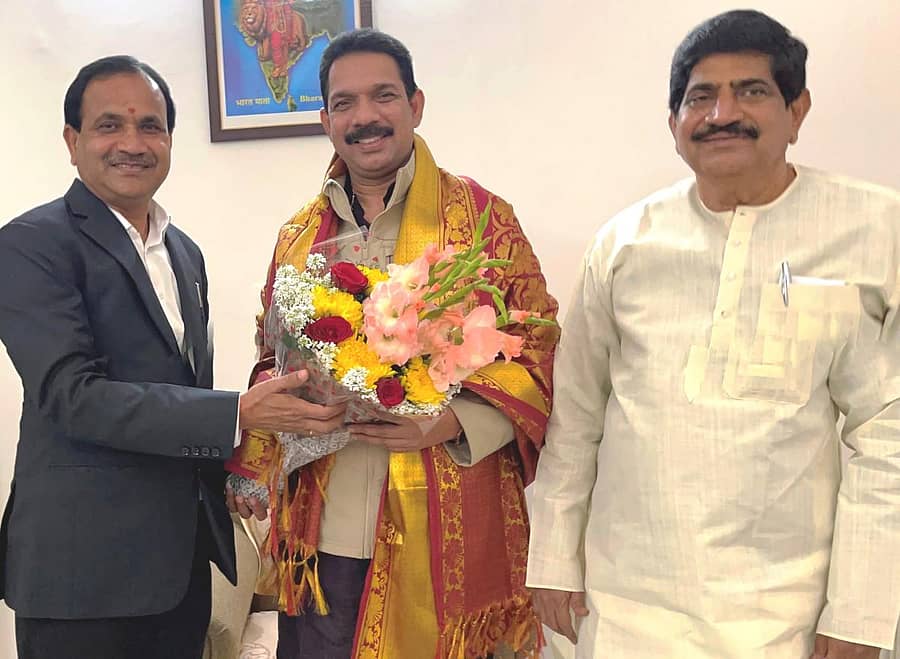 ಬಸವಕಲ್ಯಾಣ ವಿಧಾನಸಭಾ ಕ್ಷೇತ್ರದ ಉಪ ಚುನಾವಣೆ ಉಸ್ತುವಾರಿಯಾಗಿ ನೇಮಕಗೊಂಡ ಸಂಸದ ಭಗವಂತ ಖೂಬಾ ಅವರು ನವದೆಹಲಿಯಲ್ಲಿ ಬಿಜೆಪಿ ರಾಜ್ಯ ಘಟಕದ ಅಧ್ಯಕ್ಷ ನಳಿನಕುಮಾರ ಕಟಿಲ್ ಅವರನ್ನು ಸನ್ಮಾನಿಸಿದರು