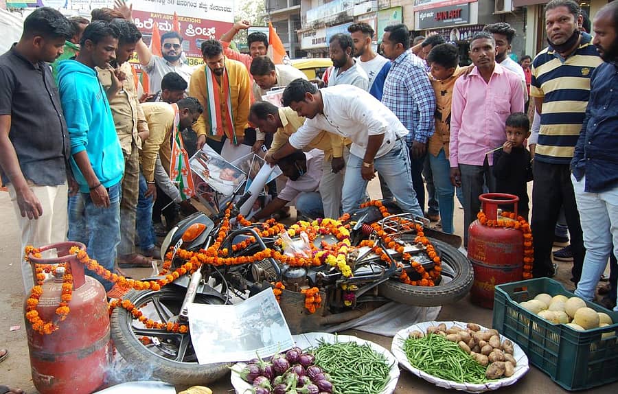 ಪೆಟ್ರೋಲ್, ಡೀಸೆಲ್ ಹಾಗೂ ಅಡುಗೆ ಅನಿಲ ದರ ಏರಿಕೆ ಖಂಡಿಸಿ, ಕಾಂಗ್ರೆಸ್ ಕಾರ್ಯಕರ್ತರು ಹುಬ್ಬಳ್ಳಿಯ ದುರ್ಗದ ಬೈಲ್ನಲ್ಲಿ ಶುಕ್ರವಾರ ಪ್ರತಿಭಟನೆ ನಡೆಸಿದರು