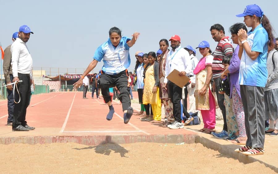 ಮಹಿಳೆಯರ ವಿಭಾಗದ ಉದ್ದಜಿಗಿತ ಸ್ಪರ್ಧೆಯಲ್ಲಿ ಸ್ಪರ್ಧಿಯೊಬ್ಬರು ಜಿಗಿದ ವೈಖರಿ