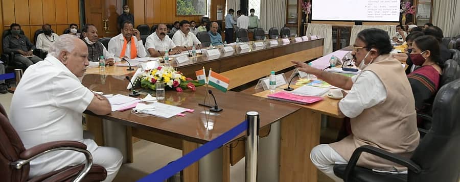 ಅಧಿಕಾರಿಗಳೊಂದಿಗೆ ಮುಖ್ಯಮಂತ್ರಿ ಬಿ.ಎಸ್.ಯಡಿಯೂರಪ್ಪ ಸಭೆ ನಡೆಸಿದರು.