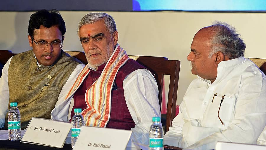 ಅಶ್ವಿನ್ ಚೌಬೆ(ಮಧ್ಯದಲ್ಲಿರುವವರು) ಸಾಂದರ್ಭಿಕ ಚಿತ್ರ