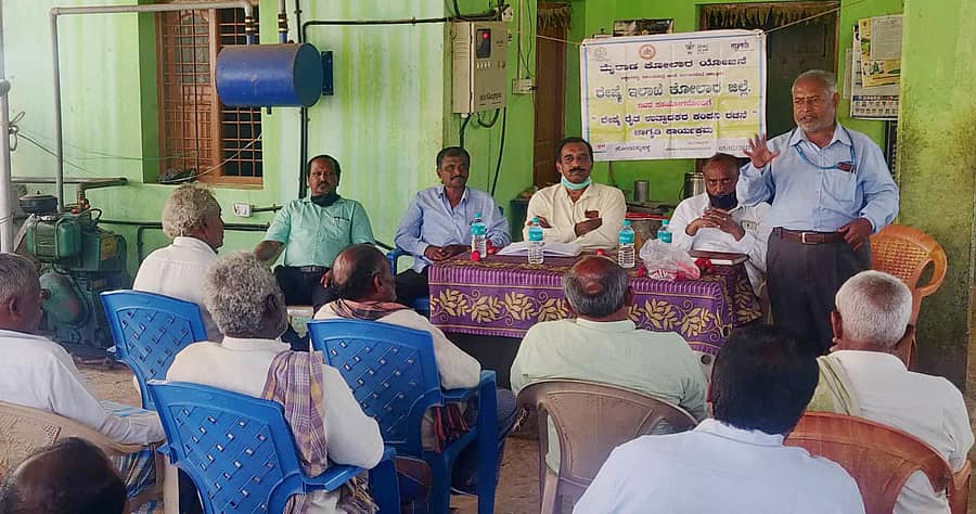 ಕೋಲಾರ ತಾಲ್ಲೂಕಿನ ಹೊಸಮಟ್ನಹಳ್ಳಿಯಲ್ಲಿ ರೈತರಿಂದ ರೈತರಿಗೆ ರೇಷ್ಮೆ ಕೃಷಿ ಕುರಿತ ತರಬೇತಿ ಕಾರ್ಯಕ್ರಮದಲ್ಲಿ ರೇಷ್ಮೆ ಇಲಾಖೆ ಸಹಾಯಕ ನಿರ್ದೇಶಕ ಬಿ.ಎಂ.ಮಂಜುನಾಥ್ ಮಾತನಾಡಿದರು