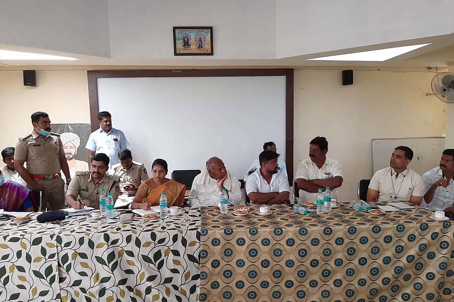 ನ್ಯಾಮತಿ ತಾಲ್ಲೂಕು ಸೂರಗೊಂಡನಕೊಪ್ಪ ಭಾಯಾಗಡ್‌ನಲ್ಲಿ ನಡೆಯಲಿರುವ ಸಂತ ಸೇವಾಲಾಲ್ ಜಯಂತ್ಯುತ್ಸವ ಕುರಿತು ನಡೆದ ಪೂರ್ವಭಾವಿ ಸಭೆ ನಡೆಯಿತು. ತಾಂಡಾ ಅಭಿವೃದ್ಧಿ ನಿಗಮದ ಅಧ್ಯಕ್ಷ ಪಿ. ರಾಜೀವ, ಎಸಿ ಮಮತಾಹೊಸಗೌಡರ, ಡಿವೈಎಸ್ಪಿ ಪ್ರಶಾಂತ ಮುನ್ನೂಳಿ, ರಾಘವೇಂದ್ರನಾಯ್ಕ ಇದ್ದಾರೆ