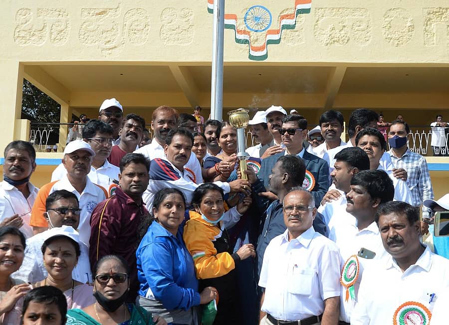 ದಾವಣಗೆರೆಯ ಜಿಲ್ಲಾ ಕ್ರೀಡಾಂಗಣದಲ್ಲಿ ಆಯೋಜಿಸಿದ್ದ ಸರ್ಕಾರಿ ನೌಕರರ ಕ್ರೀಡಾಕೂಟದಲ್ಲಿ ಕ್ರೀಡಾ ಜ್ಯೋತಿಯನ್ನು ಸ್ವೀಕರಿಸಲಾಯಿತು.–ಪ್ರಜಾವಾಣಿ ಚಿತ್ರ