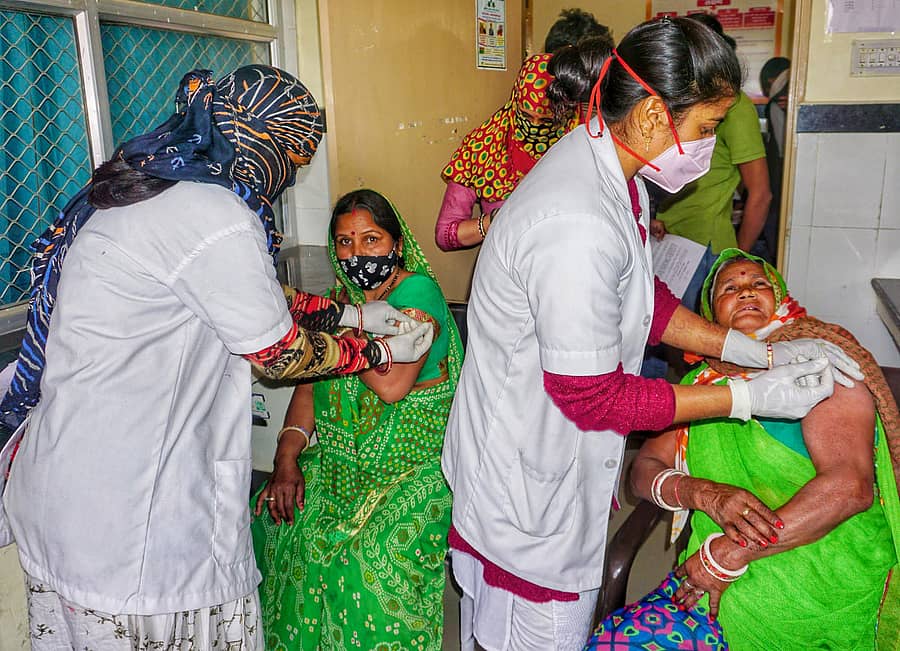 ಜೈಪುರದಲ್ಲಿ ಶುಕ್ರವಾರ ಪೌರಕಾರ್ಮಿಕರಿಗೆ ಕೋವಿಡ್-19 ಲಸಿಕೆ ನೀಡಿದ ವೈದ್ಯಕೀಯ ಸಿಬ್ಬಂದಿ -ಪಿಟಿಐ ಚಿತ್ರ