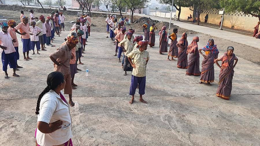 ವಿಜಯಪುರದ ಸ್ಥಳೀಯ ನಿರಾಶ್ರಿತರ ಕೇಂದ್ರದಲ್ಲಿ ಭಿಕ್ಷುಕರಿಗೆ ಬೆಳಿಗ್ಗೆ ಲಘು ವ್ಯಾಯಾಮ ಹೇಳಿಕೊಡುತ್ತಿರುವ ಸಿಬ್ಬಂದಿ