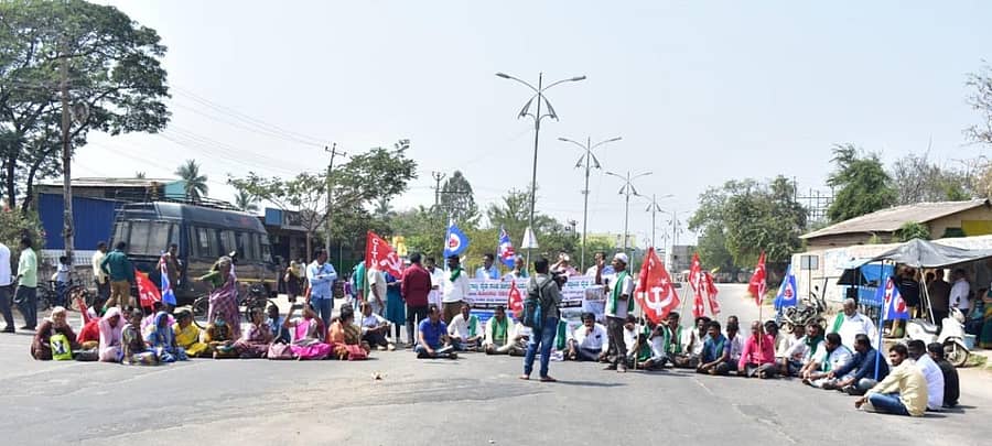 ಕೃಷಿ ಕಾಯ್ದೆ ರದ್ದುಗೊಳಿಸುವಂತೆ ಆಗ್ರಹಿಸಿ ವಿವಿಧ ಸಂಘಟನೆಗಳ ಕಾರ್ಯಕರ್ತರು ಶನಿವಾರ ಹೊಸಪೇಟೆಯ ಅನಂತಶಯನಗುಡಿ ಬಳಿ ಹೆದ್ದಾರಿ ತಡೆದು ಪ್ರತಿಭಟನೆ ನಡೆಸಿದರು