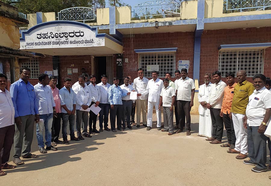 ಮಾನ್ವಿಯಲ್ಲಿ ಶನಿವಾರ ಪ್ರಗತಿಪರ ಸಂಘಟನೆಗಳ ಒಕ್ಕೂಟದ ಸದಸ್ಯರು ಉಪ ತಹಶೀಲ್ದಾರ್ ಶ್ರೀನಿವಾಸ ರೆಡ್ಡಿ ಅವರಿಗೆ ಮನವಿ ಸಲ್ಲಿಸಿದರು