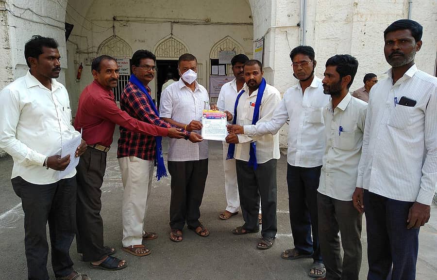 ರಾಜ್ಯ ಸರ್ಕಾರ ಜಾರಿಗೆ ತಂದಿರುವ ರೈತವಿರೋಧಿ ಕೃಷಿ ಮಾರುಕಟ್ಟೆ ತಿದ್ದುಪಡಿ ಕಾನೂನು ಹಿಂಪಡೆಯಲು ಆಗ್ರಹಿಸಿ ರಿಪಬ್ಲಿಕ್ ಸೇನಾ ರಾಷ್ಟ್ರೀಯ ಸಂಘಟನೆಯಿಂದ ವಿಜಯಪುರ ಜಿಲ್ಲಾಡಳಿತಕ್ಕೆ ಮನವಿ ಸಲ್ಲಿಸಲಾಯಿತು