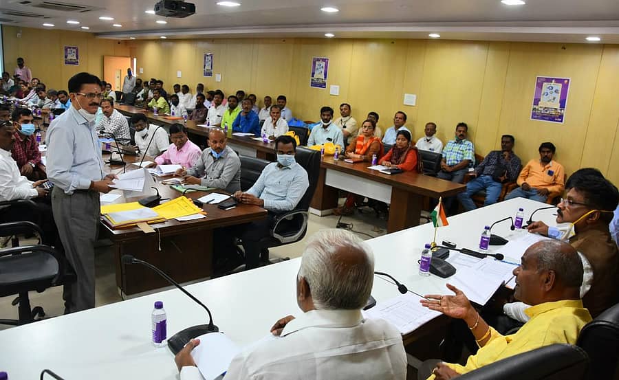 ಬೆಳಗಾವಿಯಲ್ಲಿ ನಡೆದ ಅಧಿಕಾರಿಗಳ ಸಭೆಯಲ್ಲಿ ಆಹಾರ, ನಾಗರಿಕ ಸರಬರಾಜು ಹಾಗೂ ಗ್ರಾಹಕ ವ್ಯವಹಾರಗಳ ಸಚಿವ ಉಮೇಶ ಕತ್ತಿ ಮಾತನಾಡಿದರುಪ್ರಜಾವಾಣಿ ಚಿತ್ರ