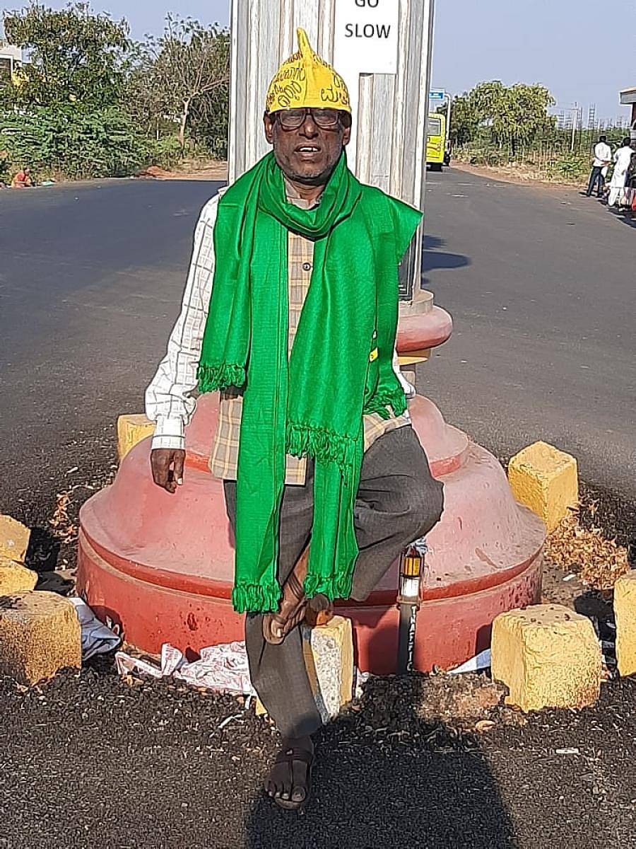 ಬಾಗಲಕೋಟೆಯ ಬಸವೇಶ್ವರ ವೃತ್ತದ ಬಳಿ ಶನಿವಾರ ಮುಗಳೊಳ್ಳಿಯ ರೈತ ಭೀಮನಗೌಡ ಬಜಣ್ಣವರ ಒಂಟಿ ಕಾಲಿನಲ್ಲಿ ನಿಂತು ಪ್ರತಿಭಟಿಸಿ ಗಮನ ಸೆಳೆದರು