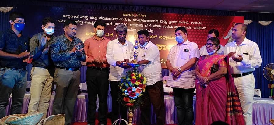 ಜಿಲ್ಲಾ ಕ್ರೀಡಾಂಗಣದಲ್ಲಿ ಶನಿವಾರ ನಡೆದ ಕೊರಗ ಕ್ರೀಡೋತ್ಸವವನ್ನು ಸಮಾಜ ಕಲ್ಯಾಣ ಇಲಾಖೆಯ ಸಚಿವ ಕೋಟ ಶ್ರೀನಿವಾಸ ಪೂಜಾರಿ ಉದ್ಘಾಟಿಸಿದರು.