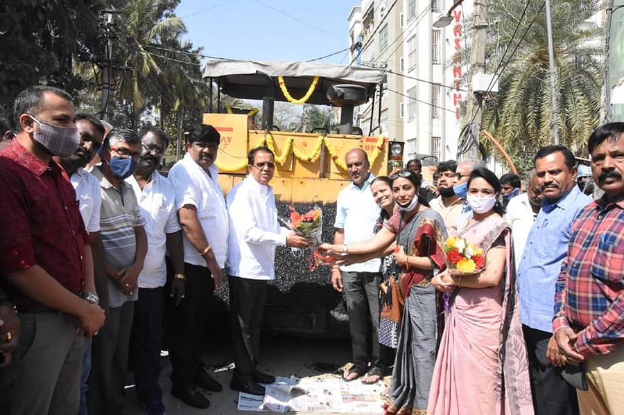 ಕನಕಪುರ ರಸ್ತೆಯ ಸಿಂಗಾಪುರ್ ಗಾರ್ಡನ್ ಬಡಾವಣೆ ಬಳಿ ಡಾಂಬರೀಕರಣ ಕಾಮಗಾರಿಗೆ ಶಾಸಕ ಎಂ.ಕೃಷ್ಣಪ್ಪ ಚಾಲನೆ ನೀಡಿದರು. ಸ್ಥಳೀಯ ಮುಖಂಡರಾದ ಹನುಮಂತಯ್ಯ, ರಮೇಶ್ ರಾಜು, ಎ.ವಿಜಯ್ಕುಮಾರ್ ಹಾಗೂ ಇತರರು ಇದ್ದಾರೆ.