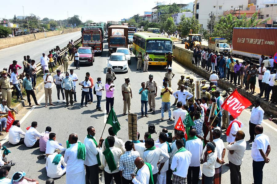 ಚಿತ್ರದುರ್ಗದ ಪುಣೆ–ಬೆಂಗಳೂರು ರಾಷ್ಟ್ರೀಯ ಹೆದ್ದಾರಿಯಲ್ಲಿ ರೈತರು ಶನಿವಾರ ವಾಹನ ತಡೆದು ಪ್ರತಿಭಟನೆ ನಡೆಸಿದರು.