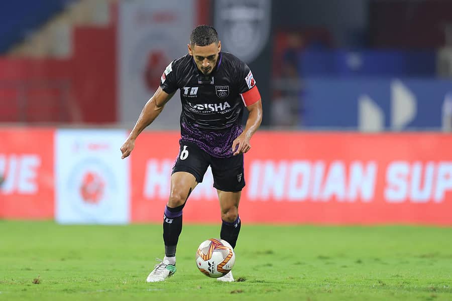 ಒಡಿಶಾ ಎಫ್ಸಿಯ ಕೋಲ್ ಅಲೆಕ್ಸಾಂಡರ ಚೆಂಡಿನೊಂದಿಗೆ ಮುನ್ನಡೆದರು –ಐಎಸ್ಎಲ್ ಮೀಡಿಯಾ ಚಿತ್ರ