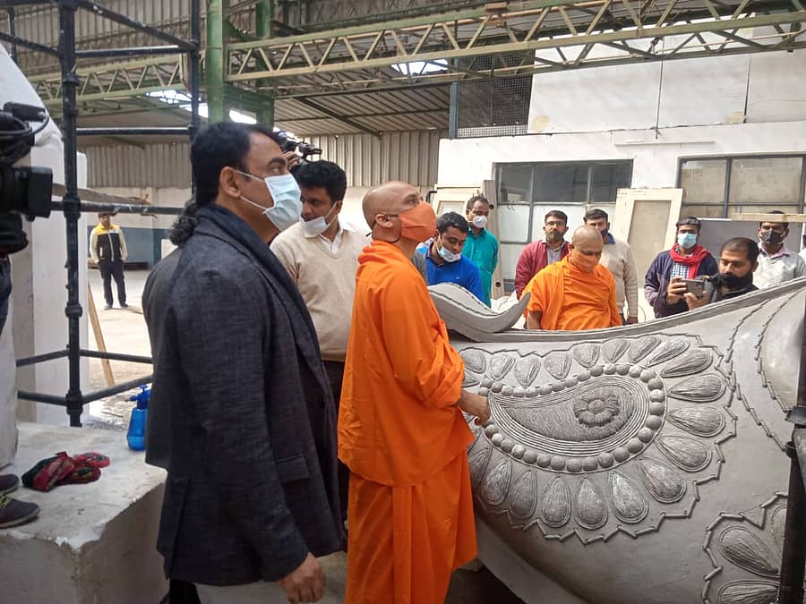 ನಾಡಪ್ರಭು ಕೆಂಪೇಗೌಡರ ಪ್ರತಿಮೆ ನಿರ್ಮಾಣ ಕಾರ್ಯವನ್ನು ಸಚಿವ ಅಶ್ವತ್ಥನಾರಾಯಣ, ನಿರ್ಮಲಾನಂದನಾಥ ಸ್ವಾಮೀಜಿ ವೀಕ್ಷಿಸಿದರು.