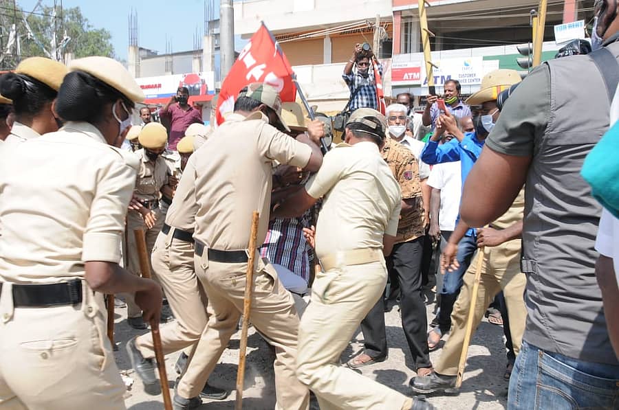 ತುಮಕೂರಿನಲ್ಲಿ ಬಂಧನದ ವೇಳೆ ಪೊಲೀಸರು ಮತ್ತು ರೈತರ ಚಕಮಕಿ