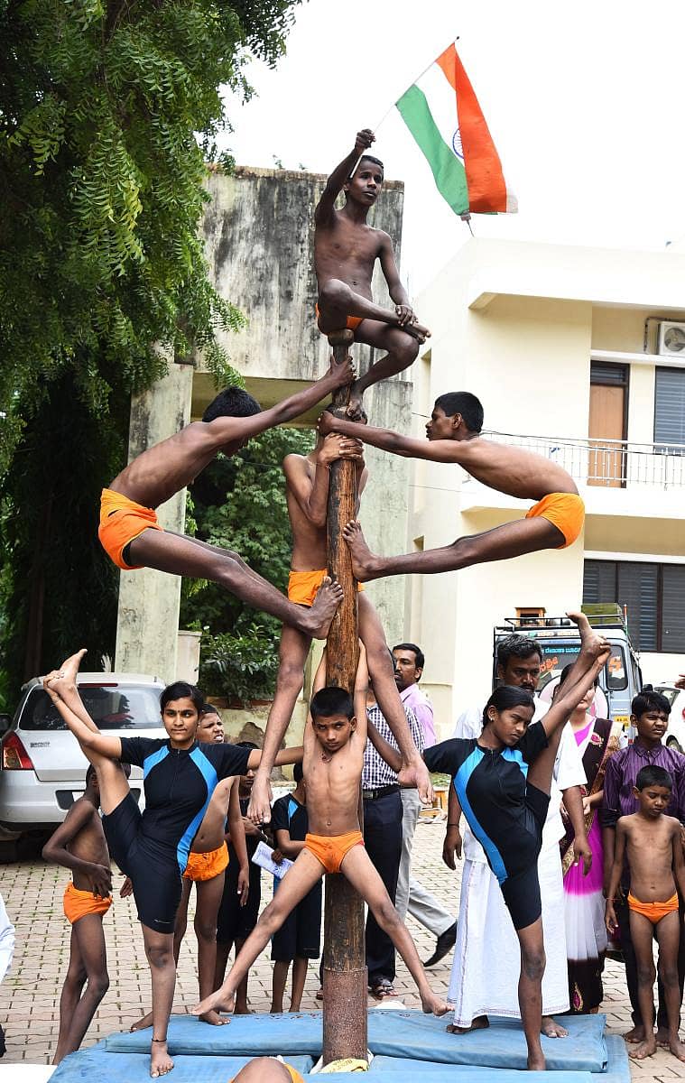 ಗದಗ ಜಿಲ್ಲೆಯ ಹೊಳೆಆಲೂರಿನ ಜ್ಞಾನಸಿಂಧು ಅಂಧ ಮಕ್ಕಳ ಶಾಲೆಯ ಮಕ್ಕಳ ಮಲ್ಲಕಂಬ ಕಸರತ್ತು ಪ್ರದರ್ಶನ (ಸಂಗ್ರಹ ಚಿತ್ರ)
